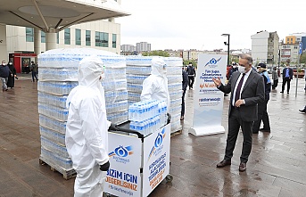 Sultangazi'de Sağlık Çalışanlarına Su ve Kolonya Desteği