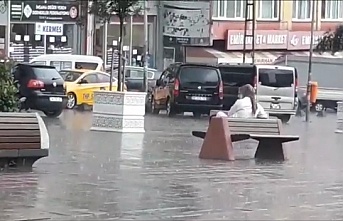 Sultangazi'de Bir Kadın Dakikalarca Yağmur Altında Oturdu.