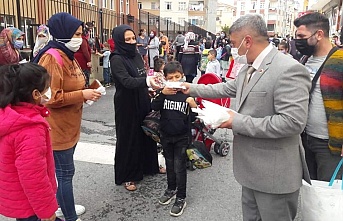 Muhtar Ümit Doğan, maske dağıtıp vatandaşları uyardı