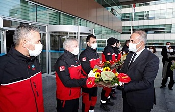 Başkan Dursun İzmir'den Dönen SAK-E Ekibini Çiçekle Karşıladı.