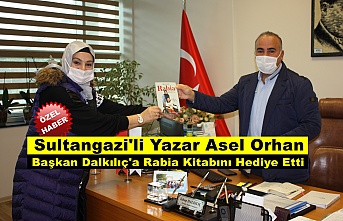 Sultangazi'li Yazar Asel Orhan Başkan Dalkılıç'a Rabia Kitabını Hediye Etti.