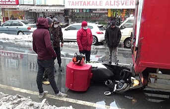 Aniden geri gelen dikkatsiz sürücü motorlu kuryeyi canından ediyordu