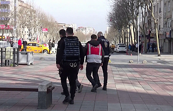 İstanbul Sultangazi'de Uyarılara Uymayarak Polise Mukavemet Gösteren Üç Kişi Gözaltına Alındı.