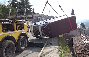 Babasından izinsiz aldıkları kamyonet ile gecekondunun çatısına uçtular