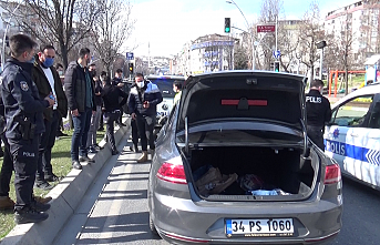 Polisin dur ihtiharına uymayan şüpheli bir çocuğa ve ekip otosuna çarptı