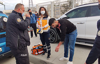 Sultangazi'de kaza yaptıkları araçtan arkadaşını bırakıp silah ile kaçtılar.