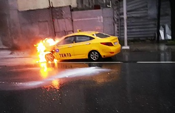 Sultangazi'de seyir halindeki ticari taksi alev alev yandı.