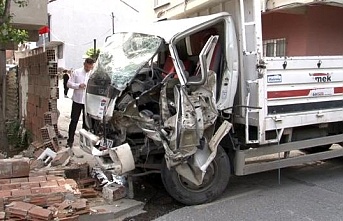 Arnavutköy'de tır ile kamyonet çarpıştı.