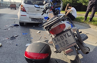 Sultangazi'de park halindeki otomobile çarpan kurye ağır yaralandı.