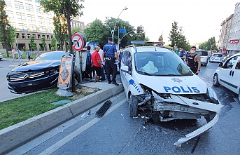 Sultangazi'de polis aracı ve otomobil çarpıştı 2 kişi yaralandı