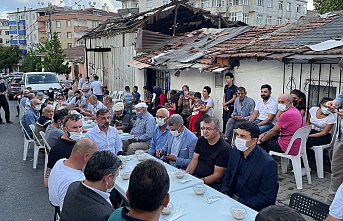 Muhtar Ümit Doğan,5 bin kişiye aşure ikramında bulundu.