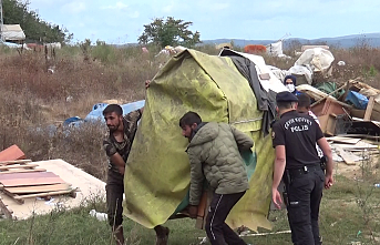 Sultangazi'de kaçak barakaların yıkımında renkli görüntüler oluştu