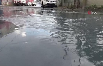 Sultangazi'de tekstil fabrikasının atık suyu caddeyi göle döndürdü