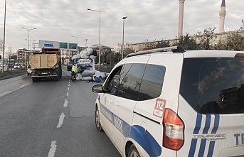 Makas kıran kamyonetini devrilmesin diye bariyere bağlayarak kamyona yasladı