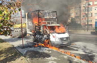 Sultangazi'de seyir halindeki kamyonet küle döndü