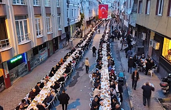 Sultangazi YSK derneğinden gelenekesel 5 bin kişilik sokak iftarı