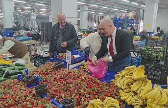 Başkan Ferhat Epözdemir pazar önlüğü giyip meyve sattı