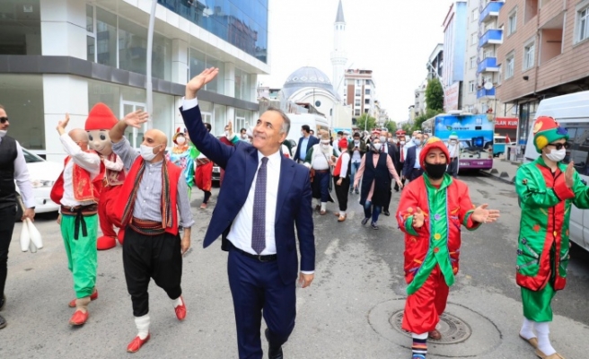 Sultangazi Sokaklarında Rengarenk Bayram Coşkusu 