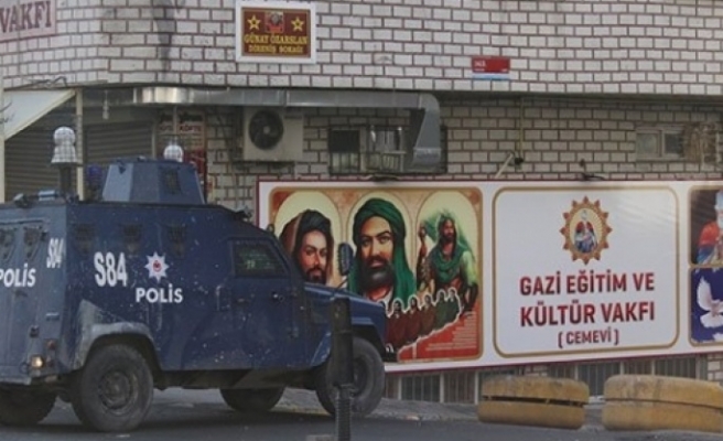 Sondakika: Gazi Cem Evine Polis Barikat Kurdu.