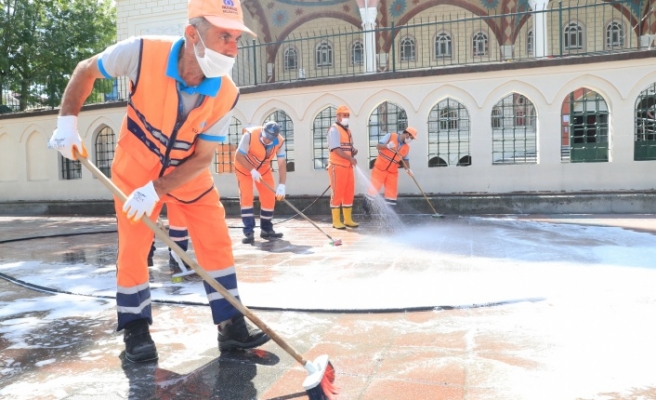 Sultangazi'de Cami ve Avlularında Dezenfekte Çalışması Yapıldı.