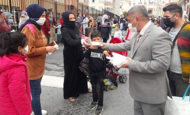 Muhtar Ümit Doğan, maske dağıtıp vatandaşları uyardı