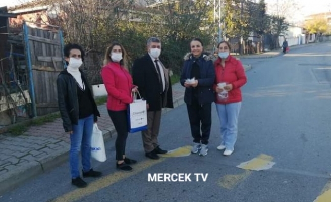 Muhtar Ümit Doğan Mahalle Sakinlerine Yine Maske Dağıttı !.