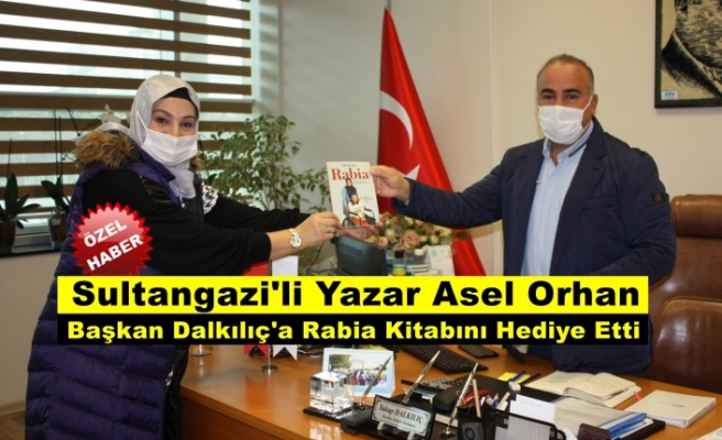 Sultangazi'li Yazar Asel Orhan Başkan Dalkılıç'a Rabia Kitabını Hediye Etti.