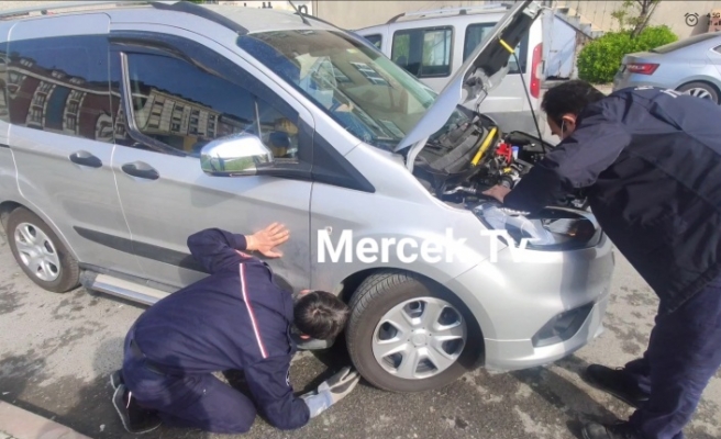 Sultangazi'de aracın motoruna giren yavru kedi itfaiyecilere zor anlar yaşattı