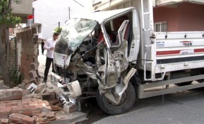 Arnavutköy'de tır ile kamyonet çarpıştı.