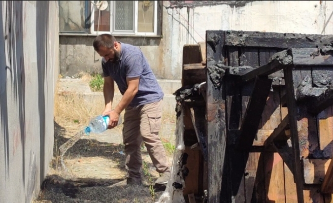 Sultangazi 1. Cebeci caddesi üzerinde bulunan otluk alanda yangın çıktı.