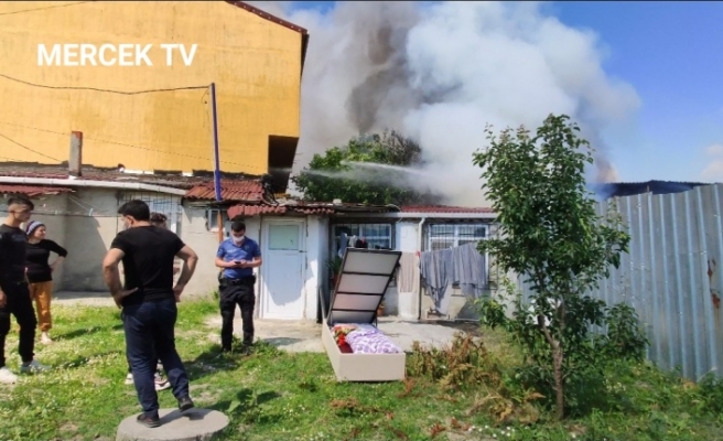 Sultangazi'de hurda deposunda yangın çıktı.