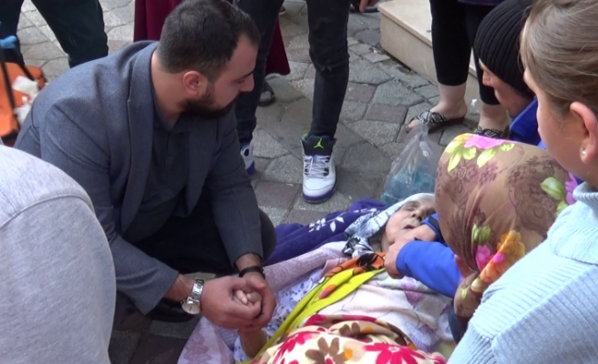 Sultangazi'de yangında mahsur kalan yaşlı kadını komşuları kurtardı