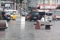 Sultangazi'de Bir Kadın Dakikalarca Yağmur Altında Oturdu.