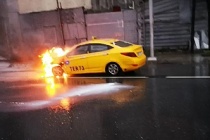 Sultangazi'de seyir halindeki ticari taksi alev alev yandı.