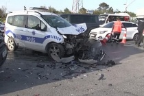 Arnavutköy'de polis otosuyla pikap çarpıştı, 2 polis yaralandı