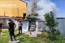 Sultangazi'de hurda deposunda yangın çıktı.