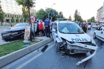 Sultangazi'de polis aracı ve otomobil çarpıştı 2 kişi yaralandı