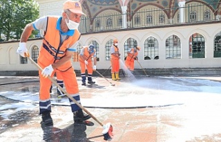 Sultangazi'de Cami ve Avlularında Dezenfekte...