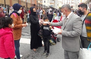 Muhtar Ümit Doğan, maske dağıtıp vatandaşları...