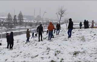 Sultangazi'de Kartopu Heyecanı Yasak Engeli...