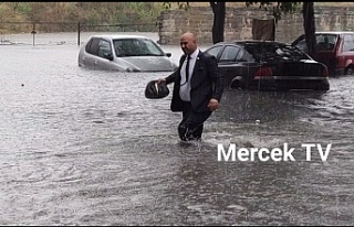 Muhtar düşen çantayı almak için takım elbise...