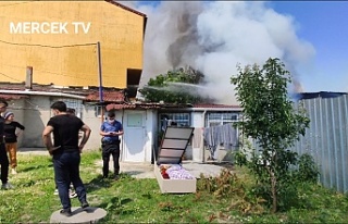 Sultangazi'de hurda deposunda yangın çıktı.