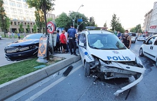 Sultangazi'de polis aracı ve otomobil çarpıştı...