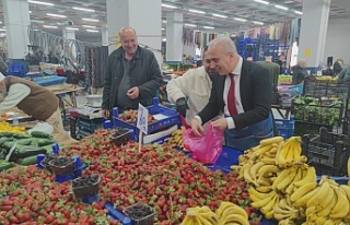 Başkan Ferhat Epözdemir pazar önlüğü giyip meyve...
