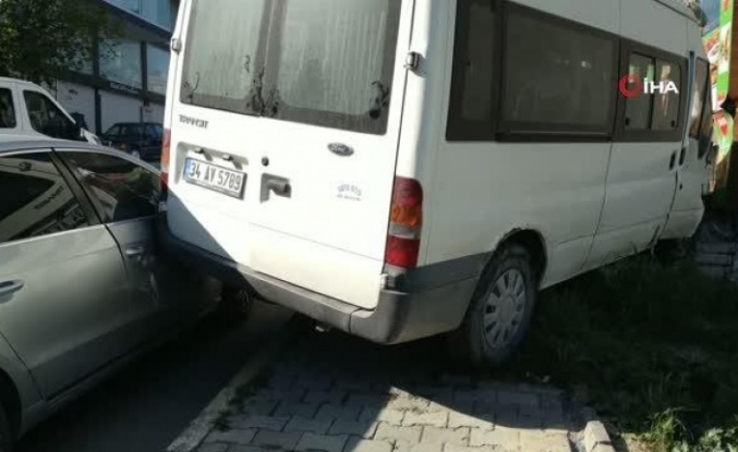 Arnavutköy'de kontrolden çıkan araç çiğ köfte dükkanına çarptı