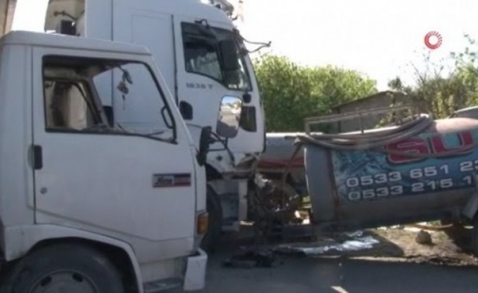 Arnavutköy'de tır ile kamyonet kafa kafaya çarpıştı: 2 yaralı