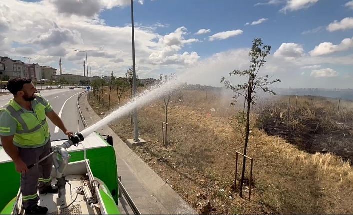 Başakşehir’de askeri bölgeye ait otluk alandaki yangına İBB’ye bağlı peyzaj sulama ekibi müdahale etti