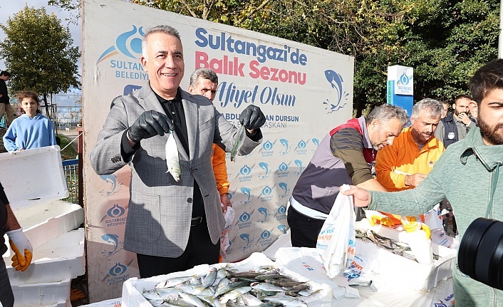 Sultangazi Belediyesi’nden Ücretsiz Balık Dağıtımı! Lüferler Başkan Dursun’dan