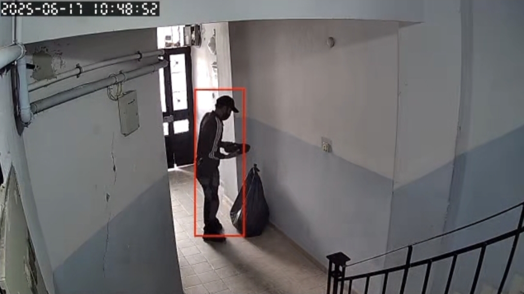 Sultangazi’de Çuval Dolusu Ayakkabı Çalan Hırsız Kamerada