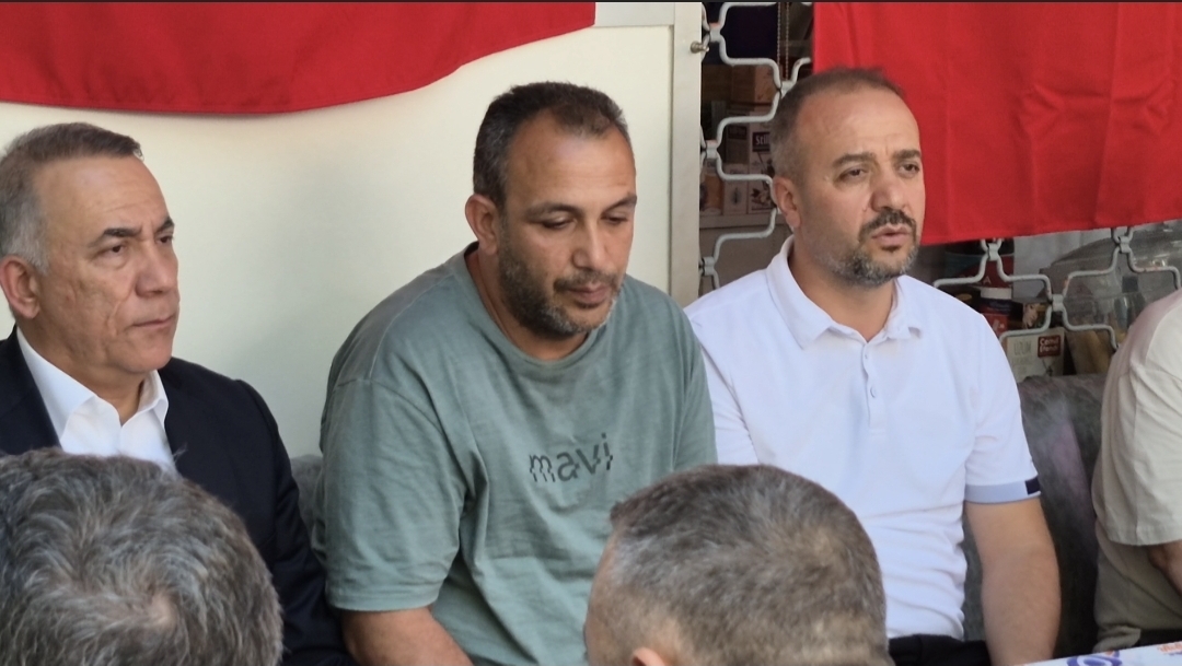 Sultangazi’li Şehit Er Ahmet Gültekin’in acılı babası taziyeleri kabul etti